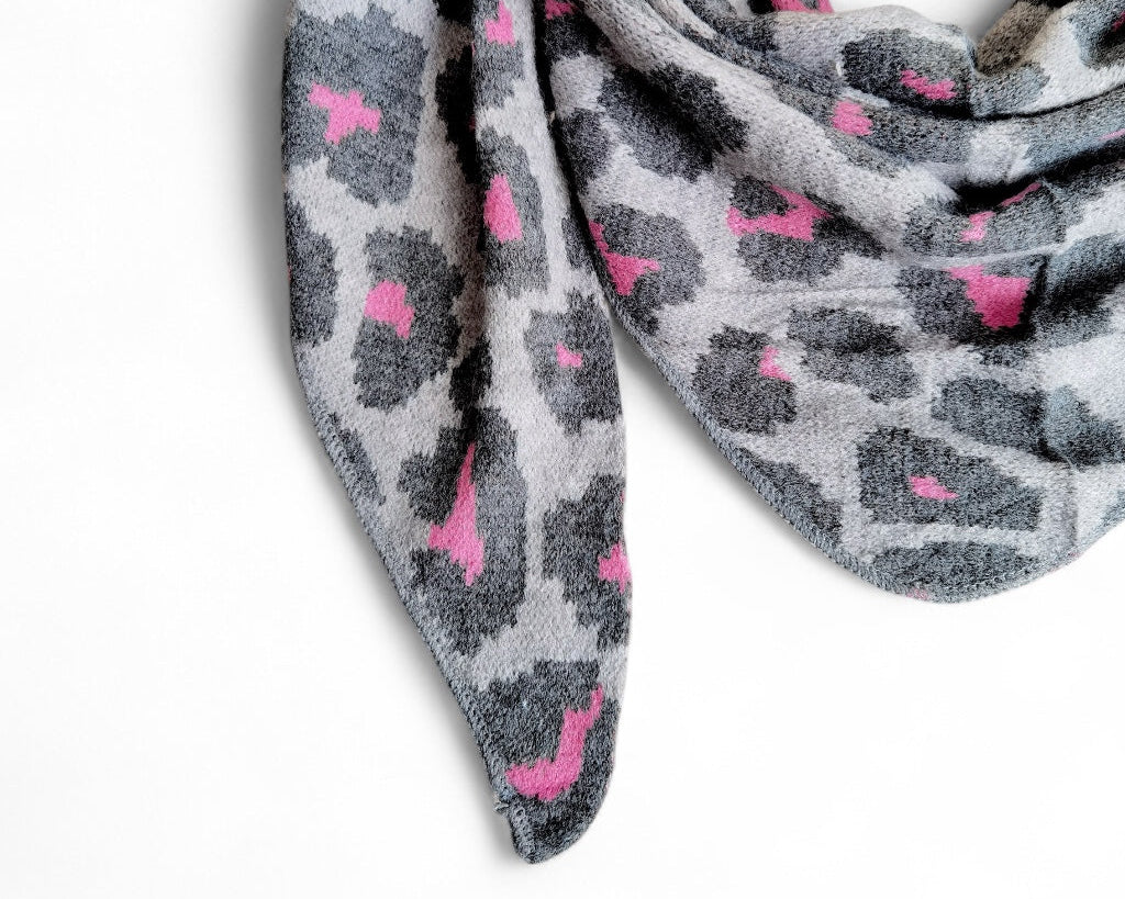 Dreiecks-Schal in Grau & Pink – Modernes Leo-Muster