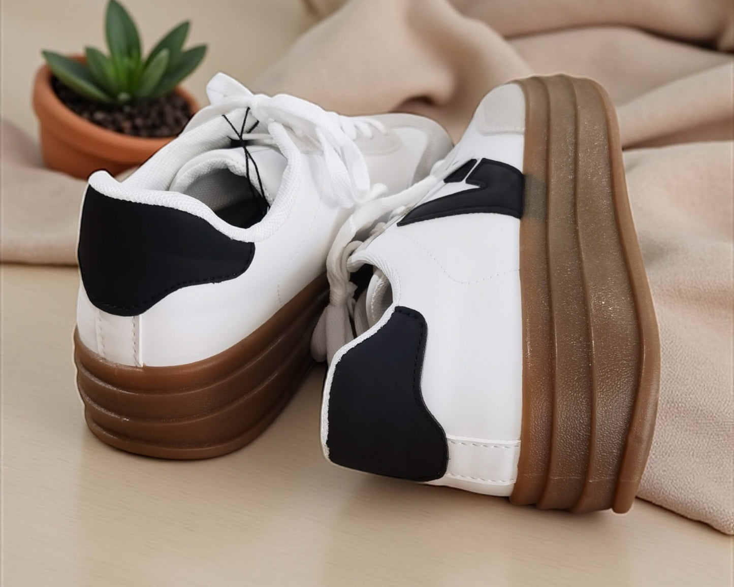 Sneaker Weiß mit Kontrastdetails – sportlich & modern