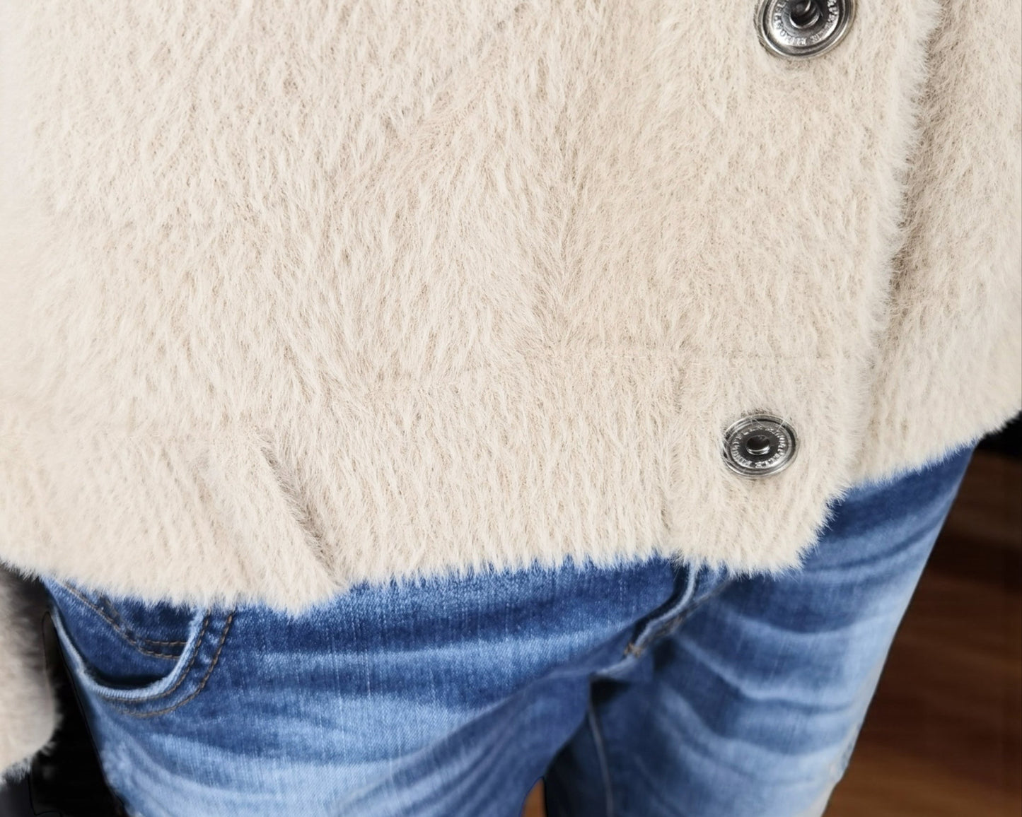 Flauschige Kurzjacke mit Knopfleiste