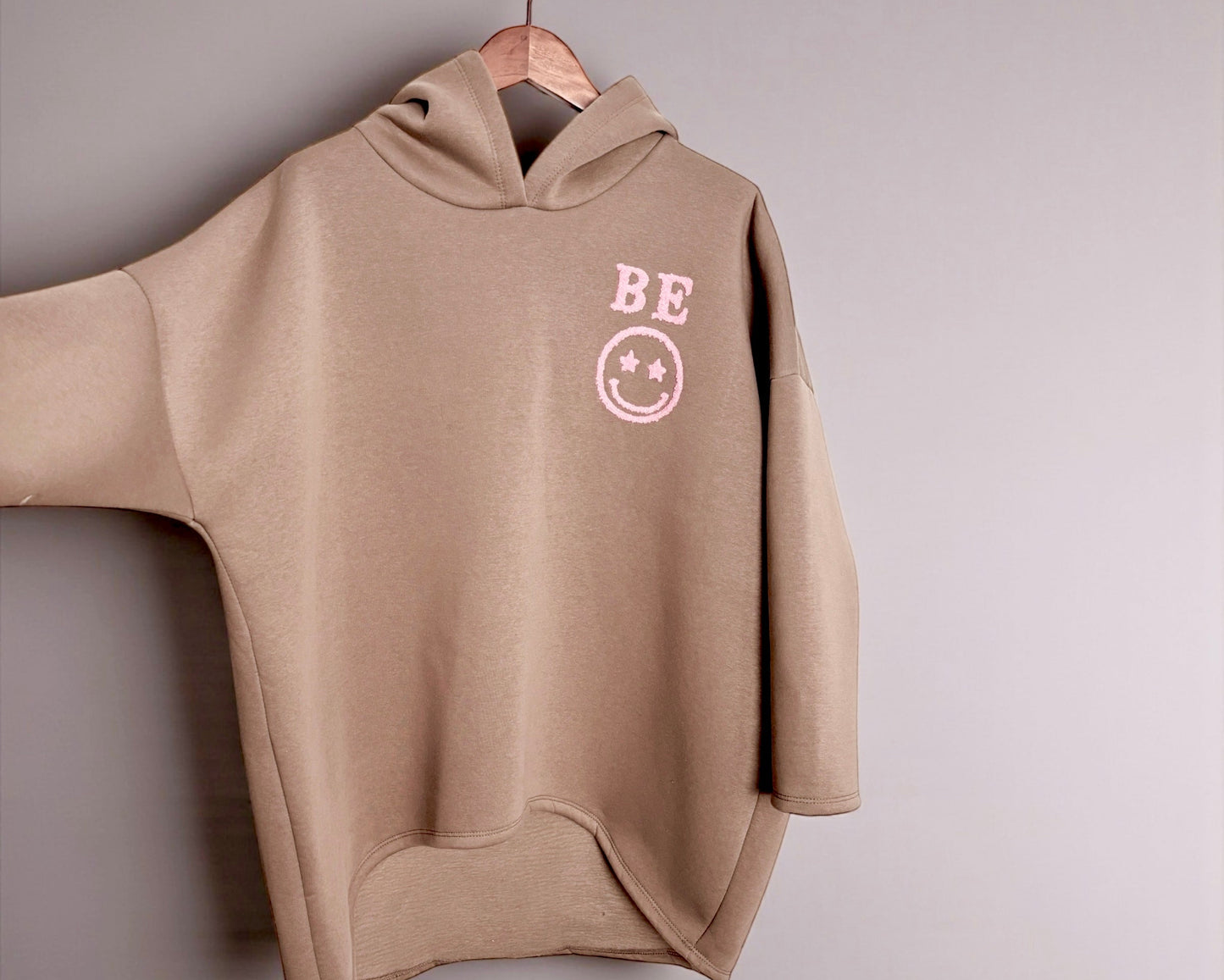 BE :) Hoodie – modern & voller good vibes