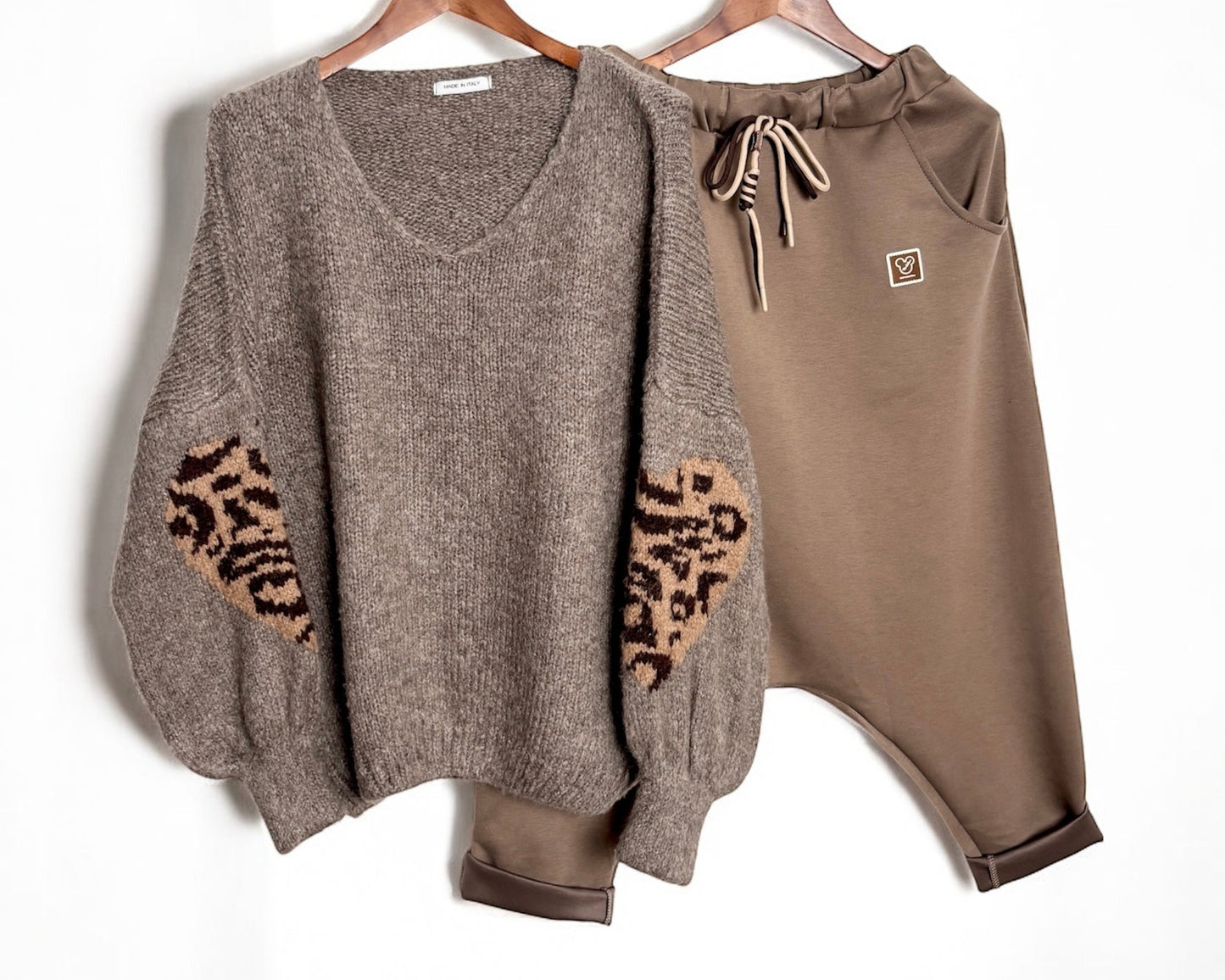 Strickpullover mit Leo-Detail – cozy, modern & voller Stil