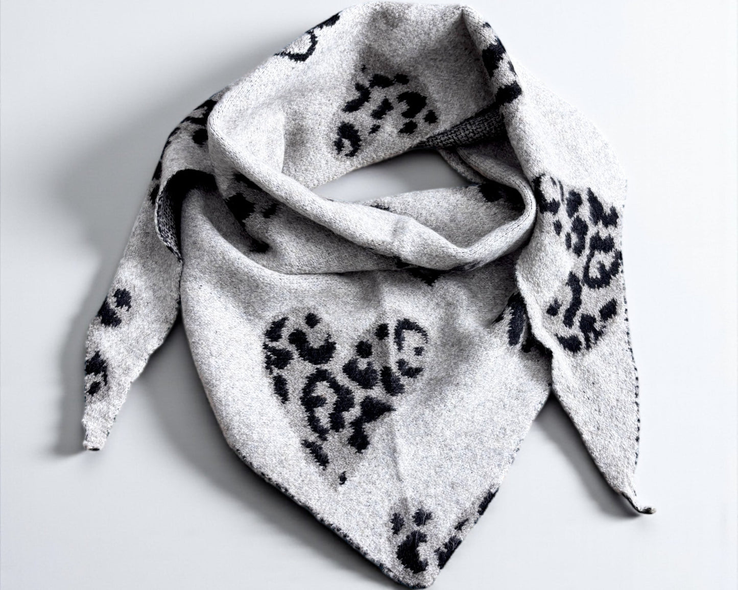 Kuschelweicher Dreiecksschal mit Herz- und Leo-Muster
