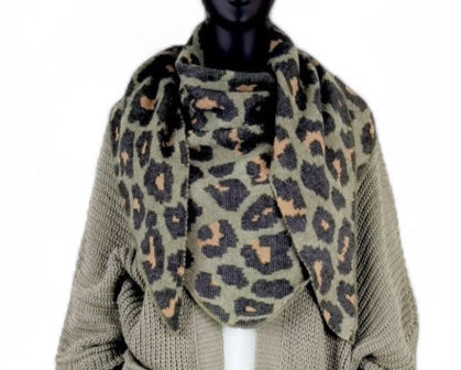 Dreiecks-Schal in Khaki mit Leo-Muster – Trend & Komfort