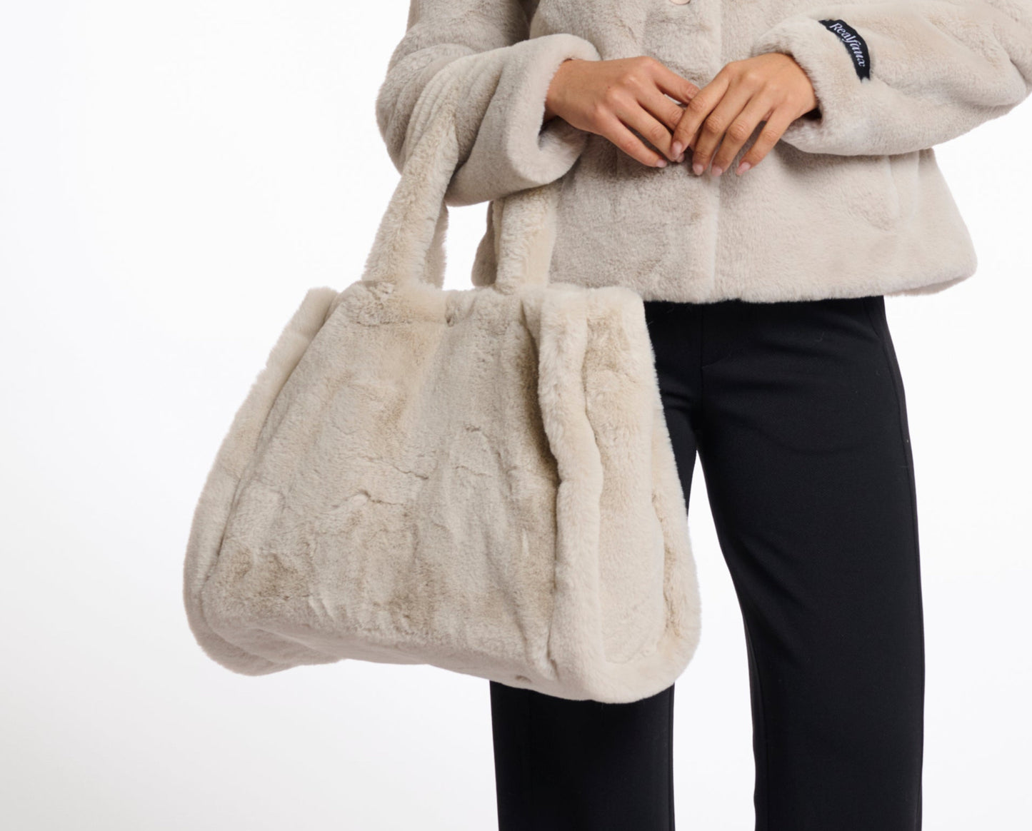 Kuschelige Kunstfell-Tasche von Rino&Pelle