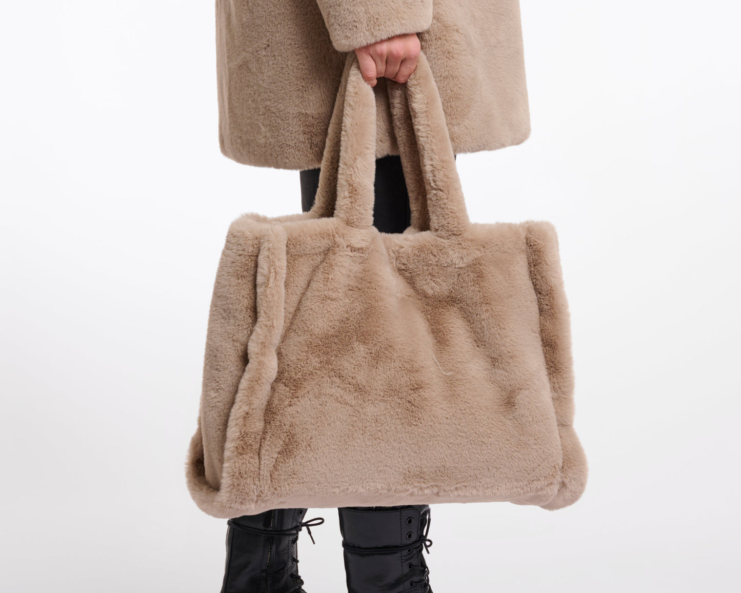 Kuschelige Kunstfell-Tasche von Rino&Pelle