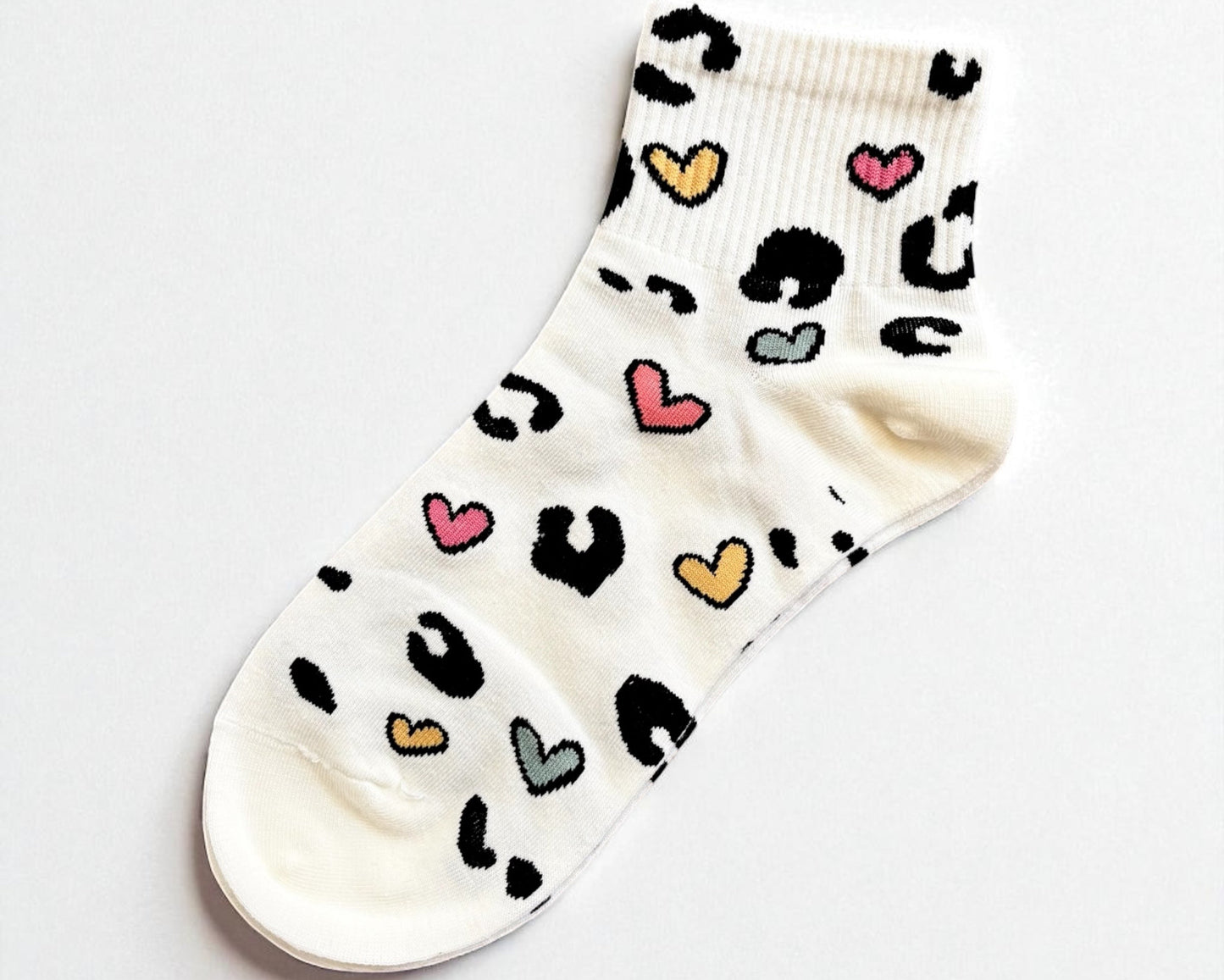 Socken mit Herzchen- und Leo-Print
