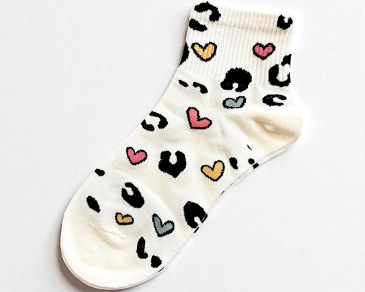 Socken mit Herzchen- und Leo-Print