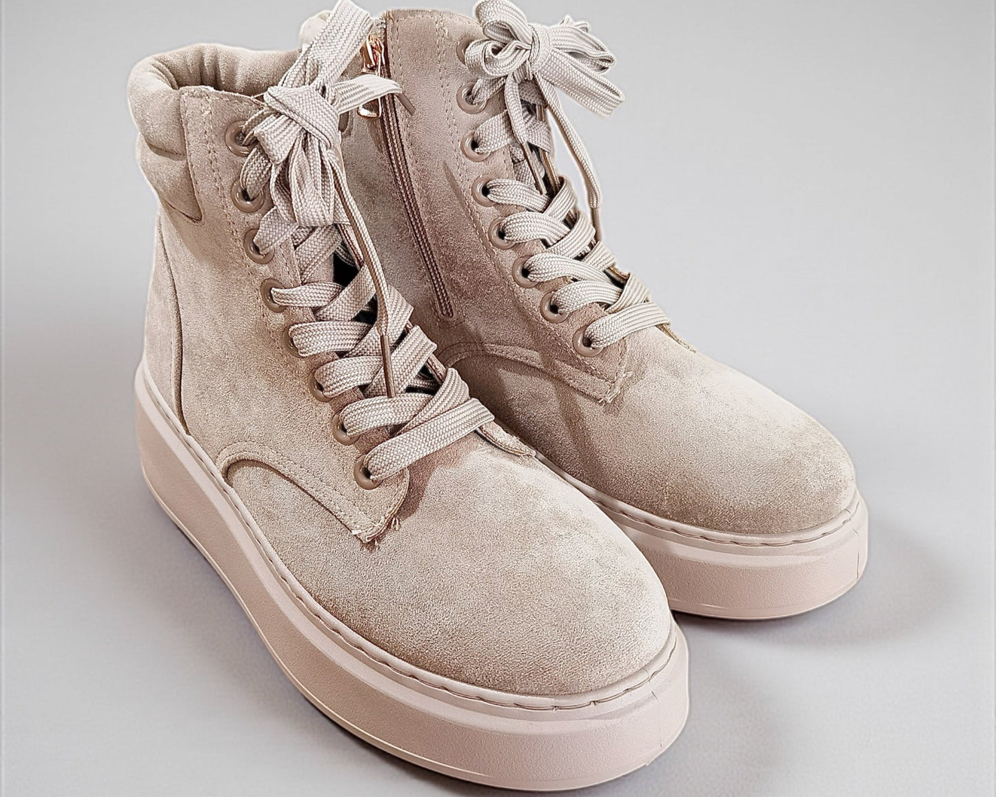 2-in-1 Sneaker Boots Beige – wandelbarer Schuh mit Überzug