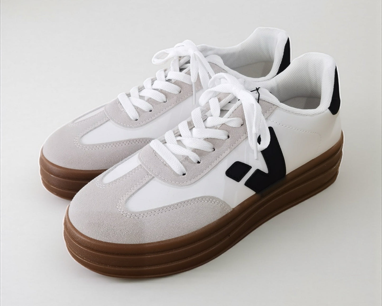 Sneaker Weiß mit Kontrastdetails – sportlich & modern
