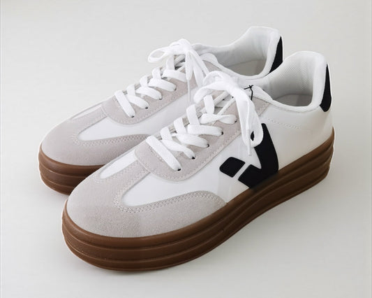 Sneaker Weiß mit Kontrastdetails – sportlich & modern