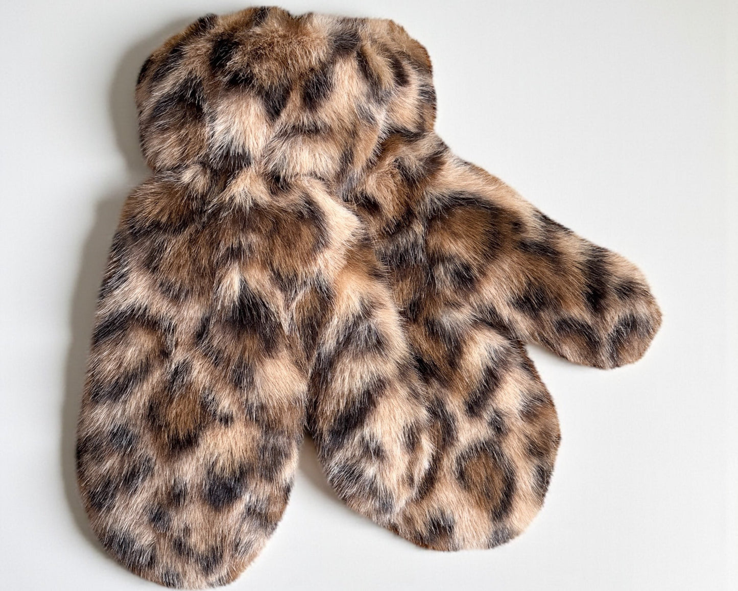 Flauschige Leo-Fäustlinge – warm, cozy & absolut im Trend