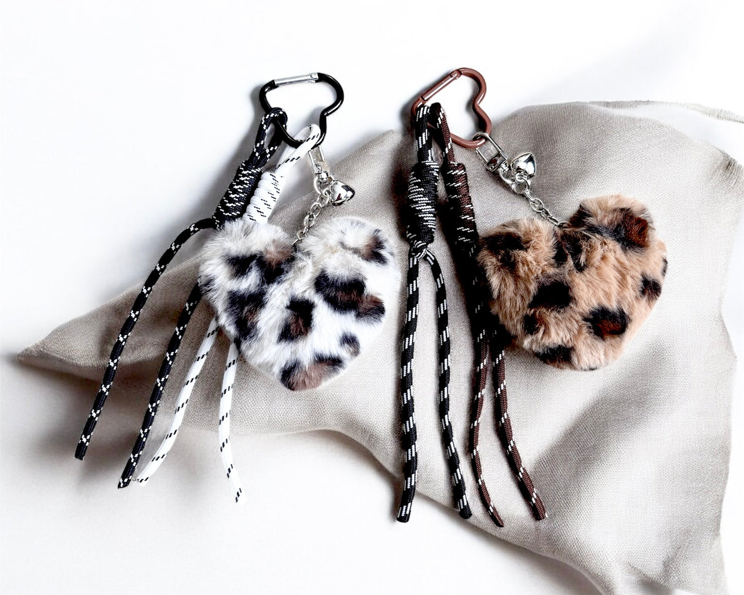 Stylischer Leo-Keychain mit Herz & Bändern – dein neues It-Piece für Taschen & Schlüssel!