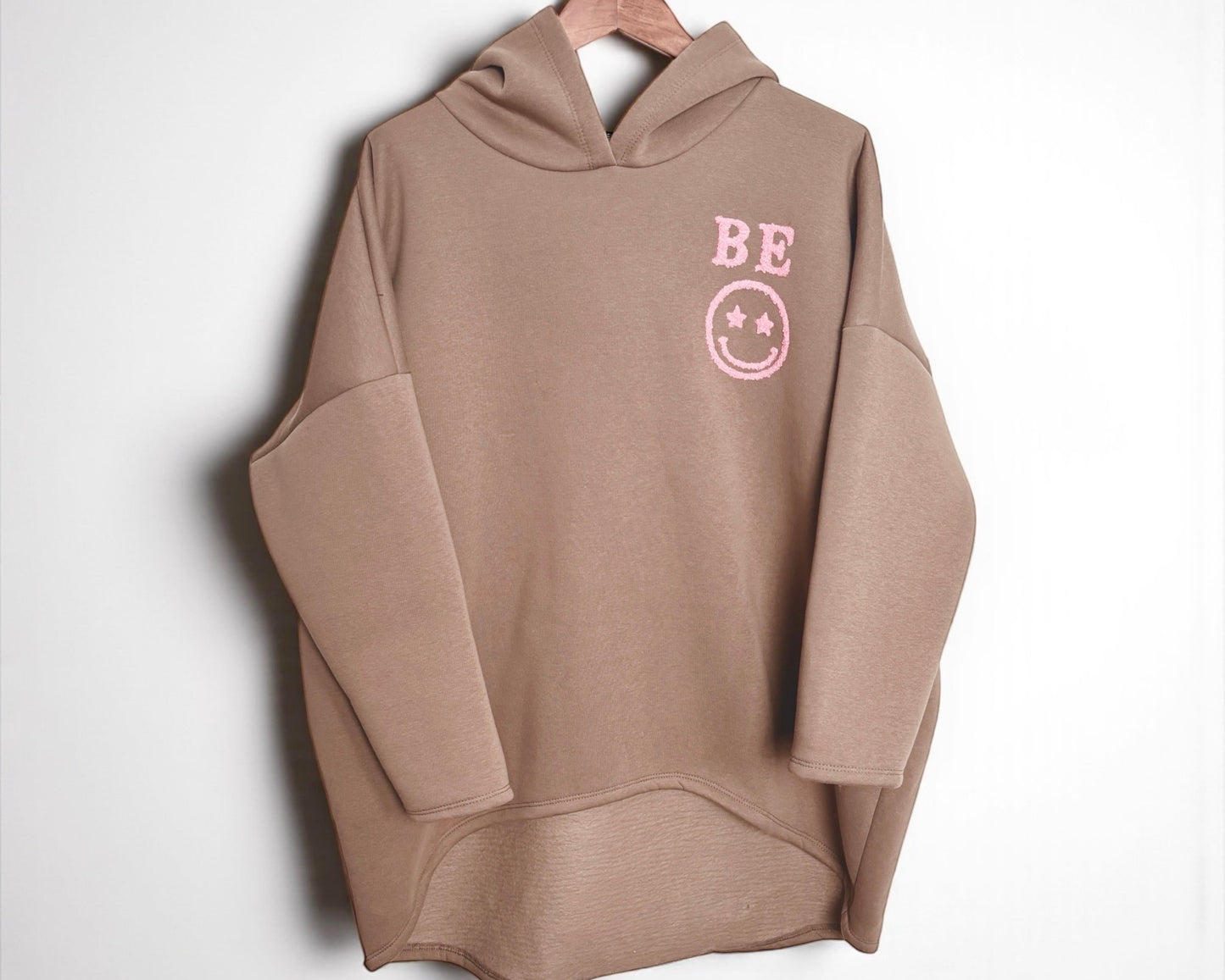 BE :) Hoodie – modern & voller good vibes