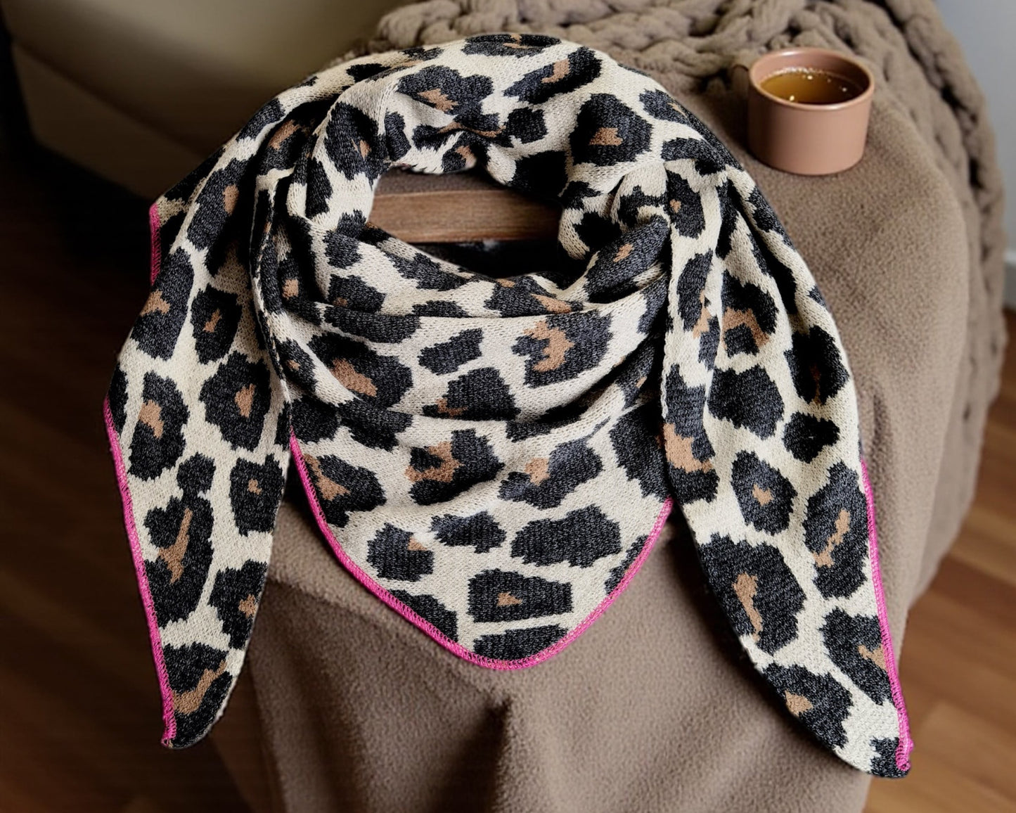 Dreiecks-Schal in Beige mit Leo-Muster – Trend & Eleganz