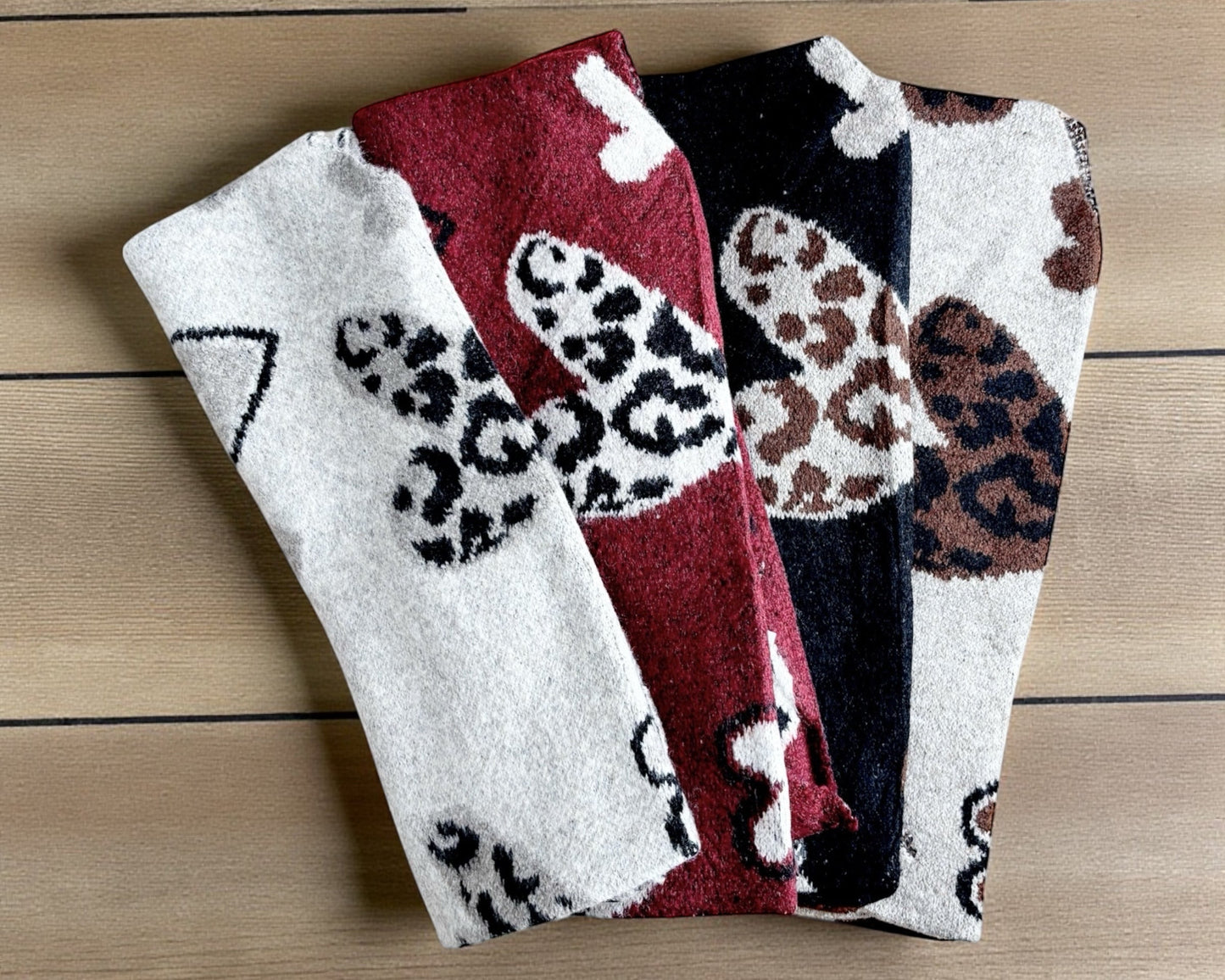 Kuschelweicher Dreiecksschal mit Herz- und Leo-Muster