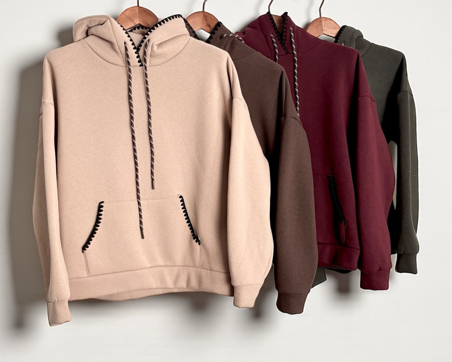 Kapuzenpullover mit Kontrastnähten