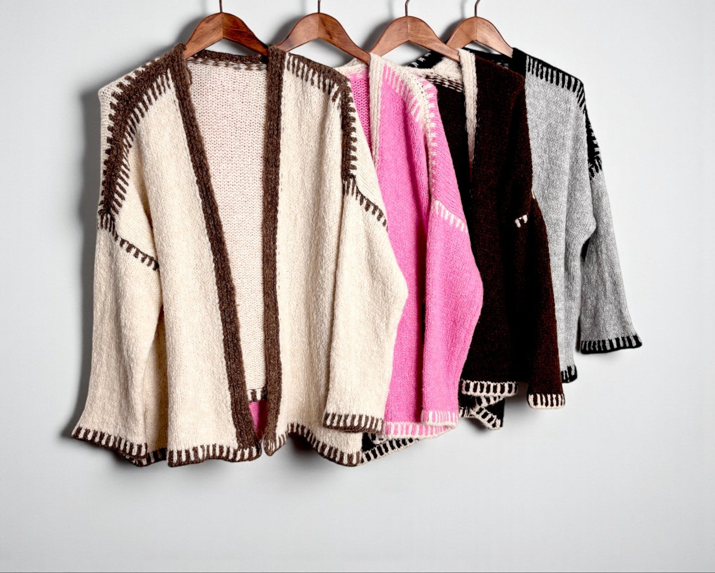 Strickjacke mit Kontrastnähten