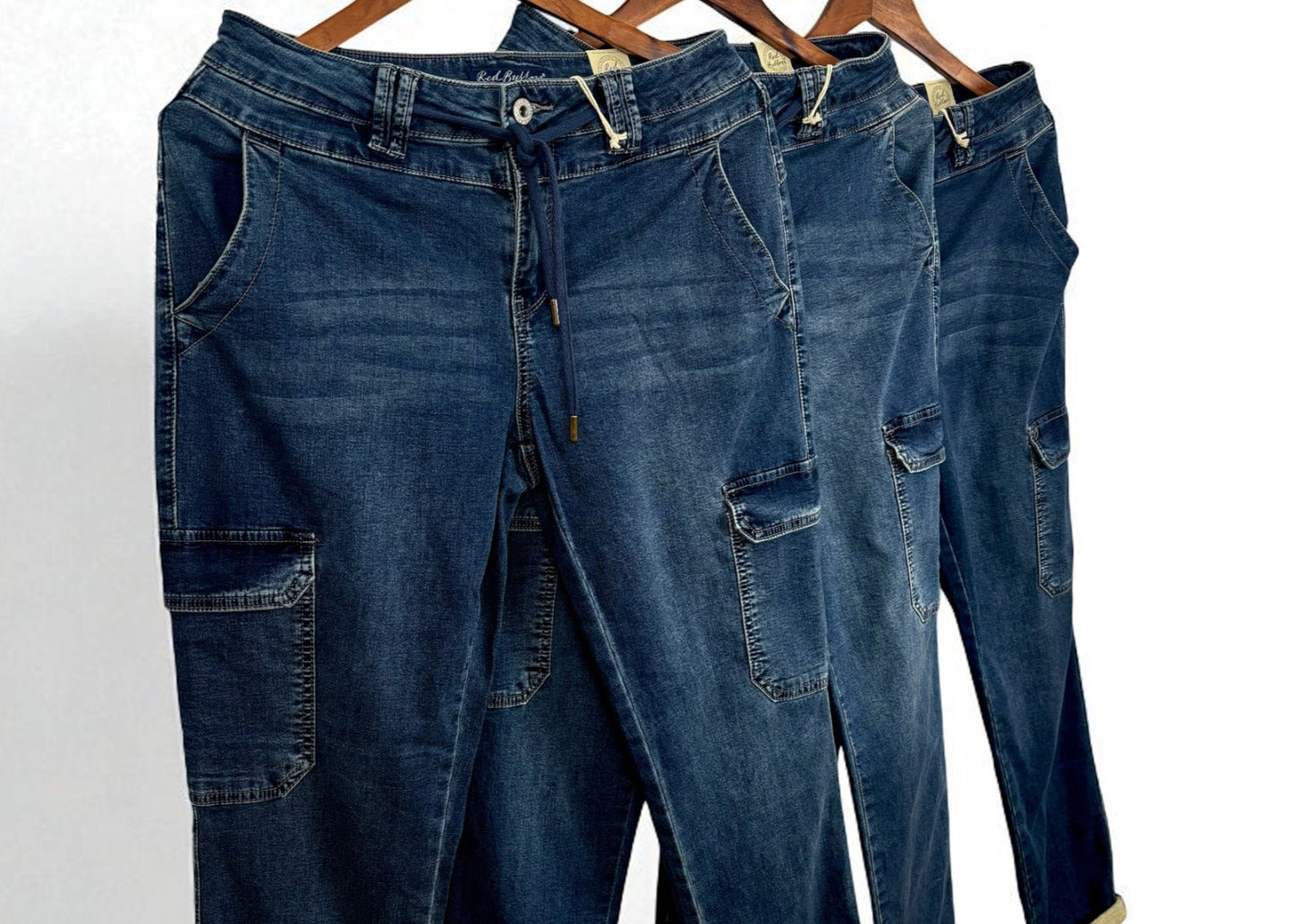 Red Button Cargo Jeans – Bequemer Denim im modernen Style