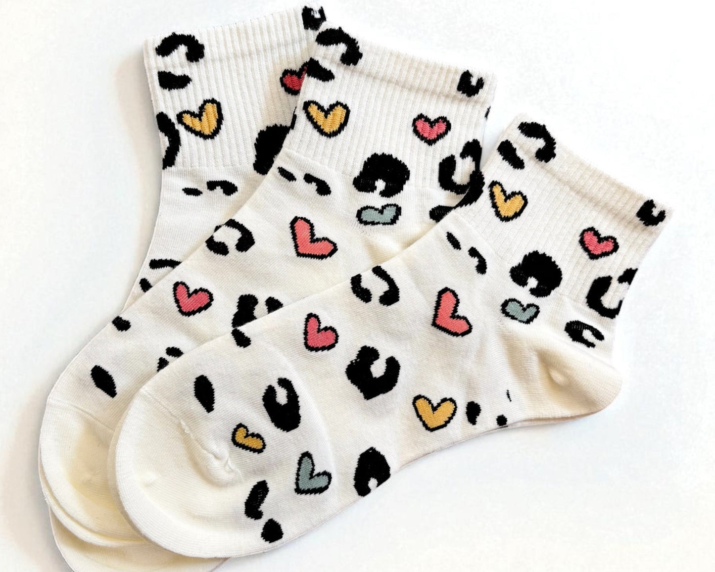 Socken mit Herzchen- und Leo-Print