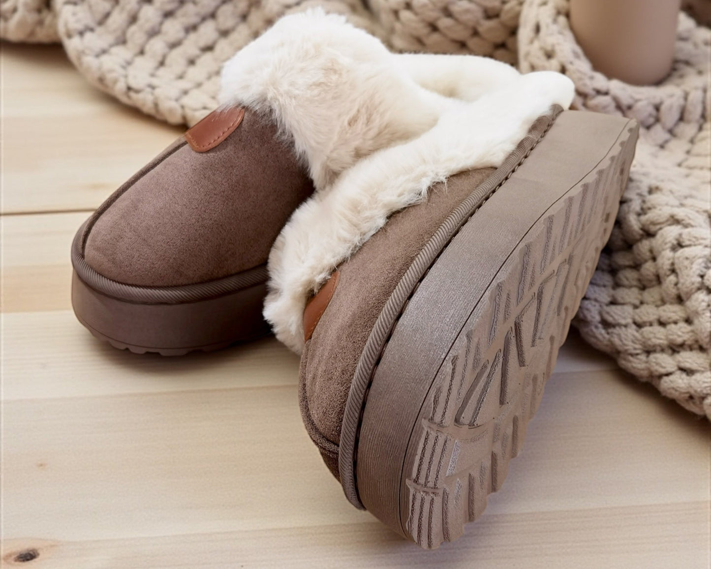 Gefütterte Slipper in Beige – Stylische Straßenschuhe mit Fellimitat