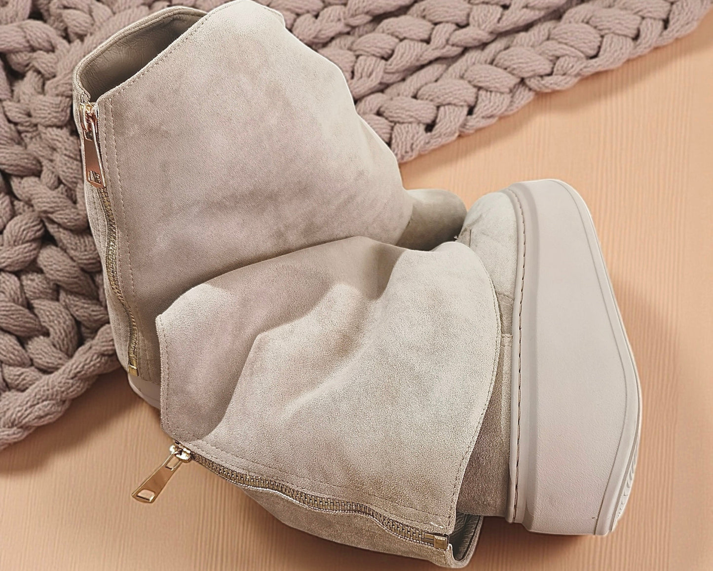 2-in-1 Sneaker Boots Beige – wandelbarer Schuh mit Überzug