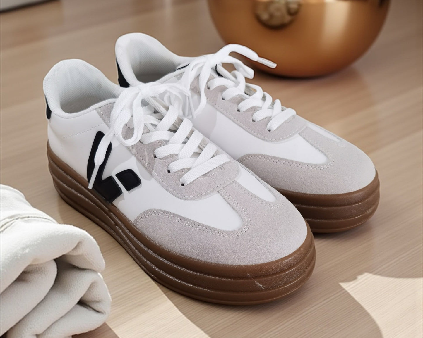 Sneaker Weiß mit Kontrastdetails – sportlich & modern