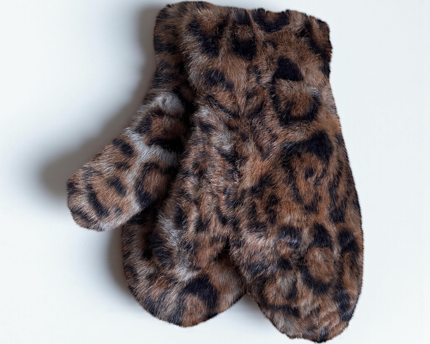 Flauschige Leo-Fäustlinge – warm, cozy & absolut im Trend