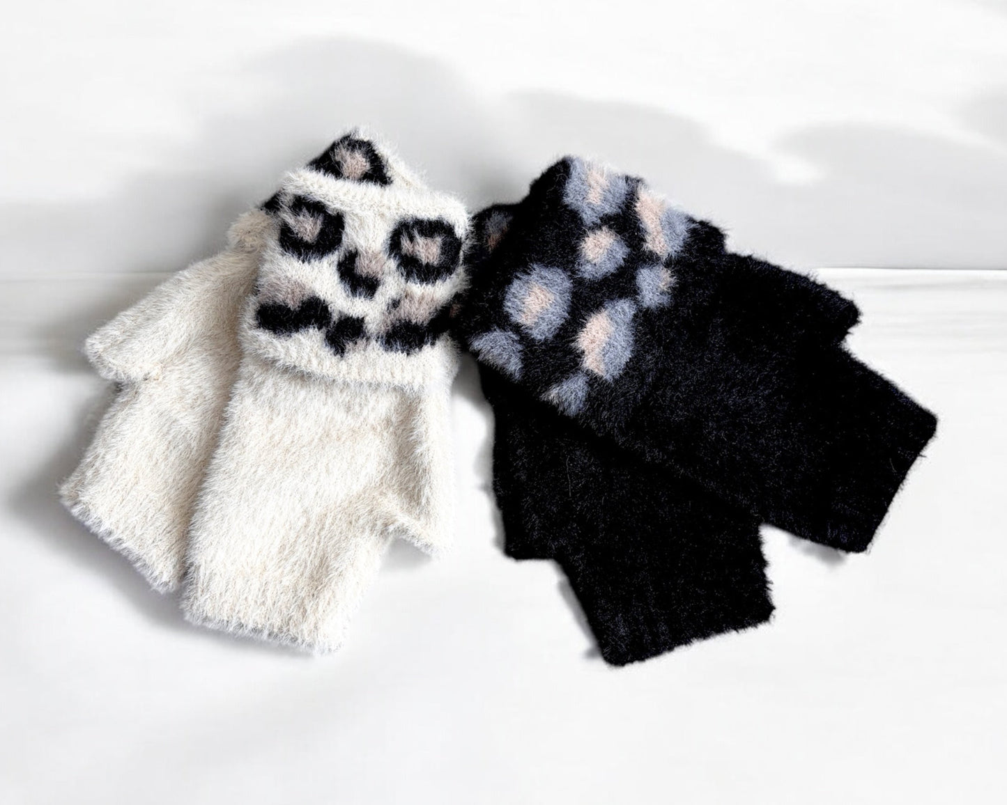 Flauschige Fingerhandschuhe – warm, weich & stylisch im Leo-/Punkte-Design