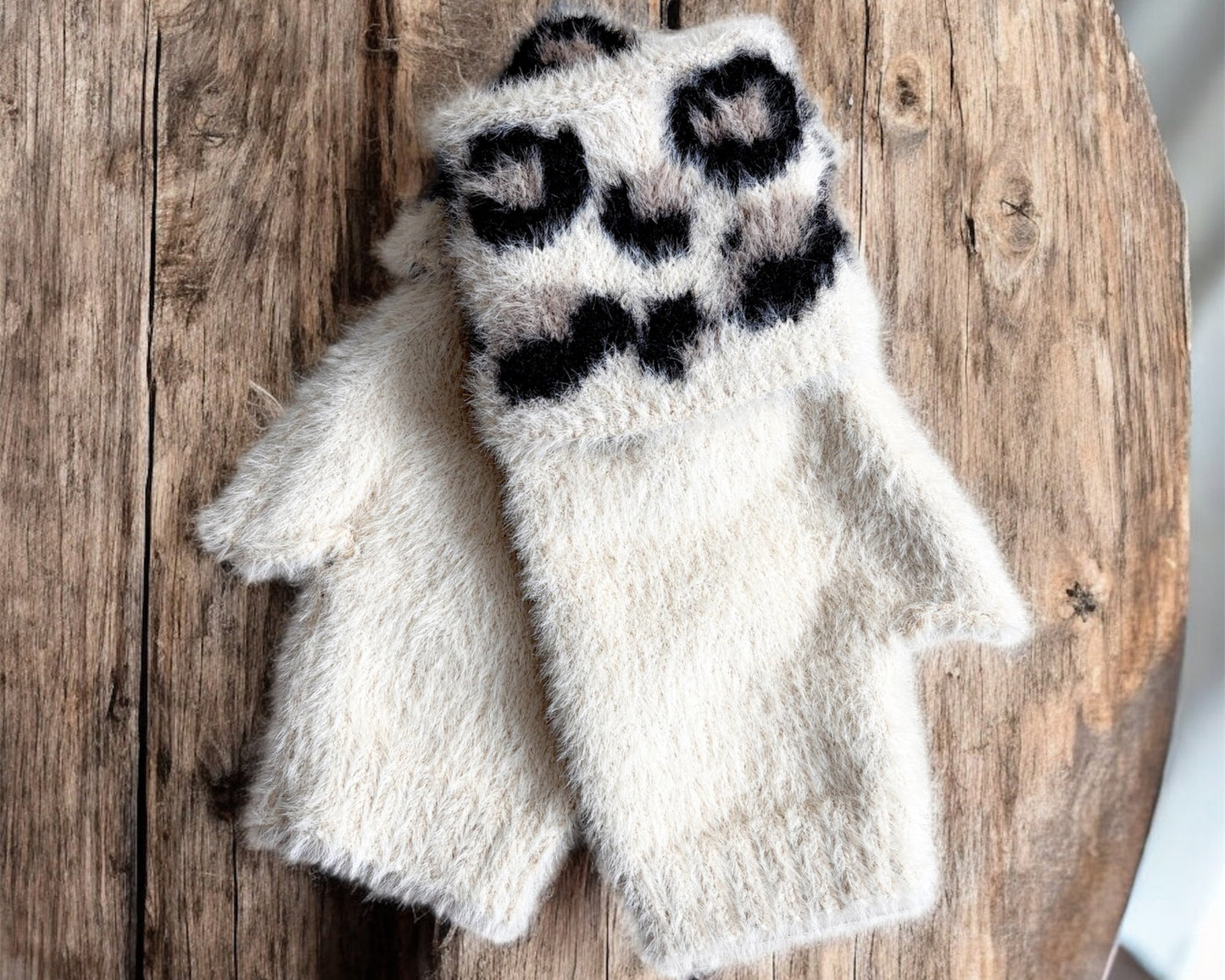 Flauschige Fingerhandschuhe – warm, weich & stylisch im Leo-/Punkte-Design