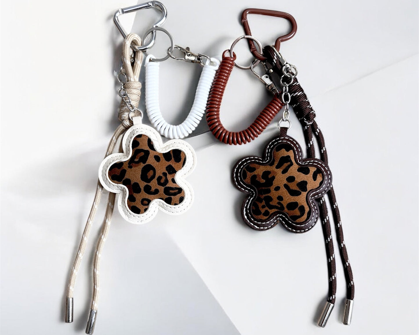 Leo-Blumen Keychain – stylischer Taschenanhänger mit Trendfaktor