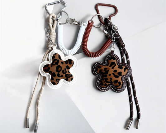 Leo-Blumen Keychain – stylischer Taschenanhänger mit Trendfaktor