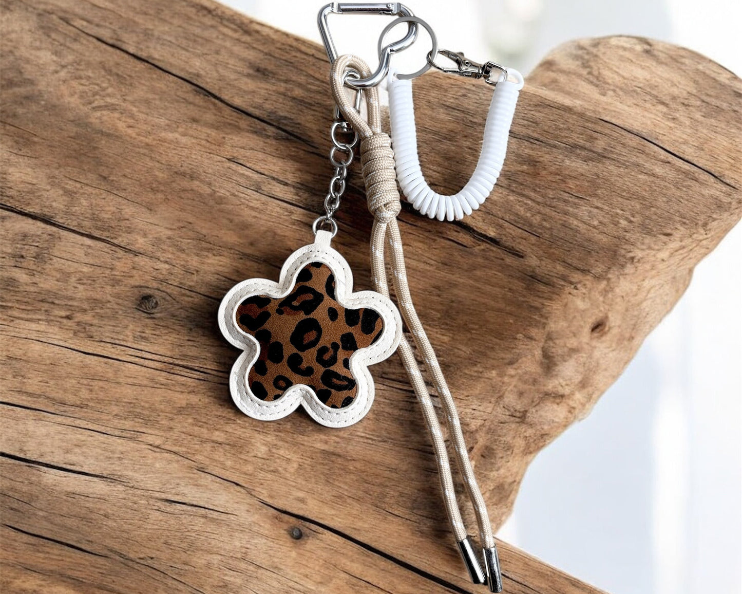 Leo-Blumen Keychain – stylischer Taschenanhänger mit Trendfaktor