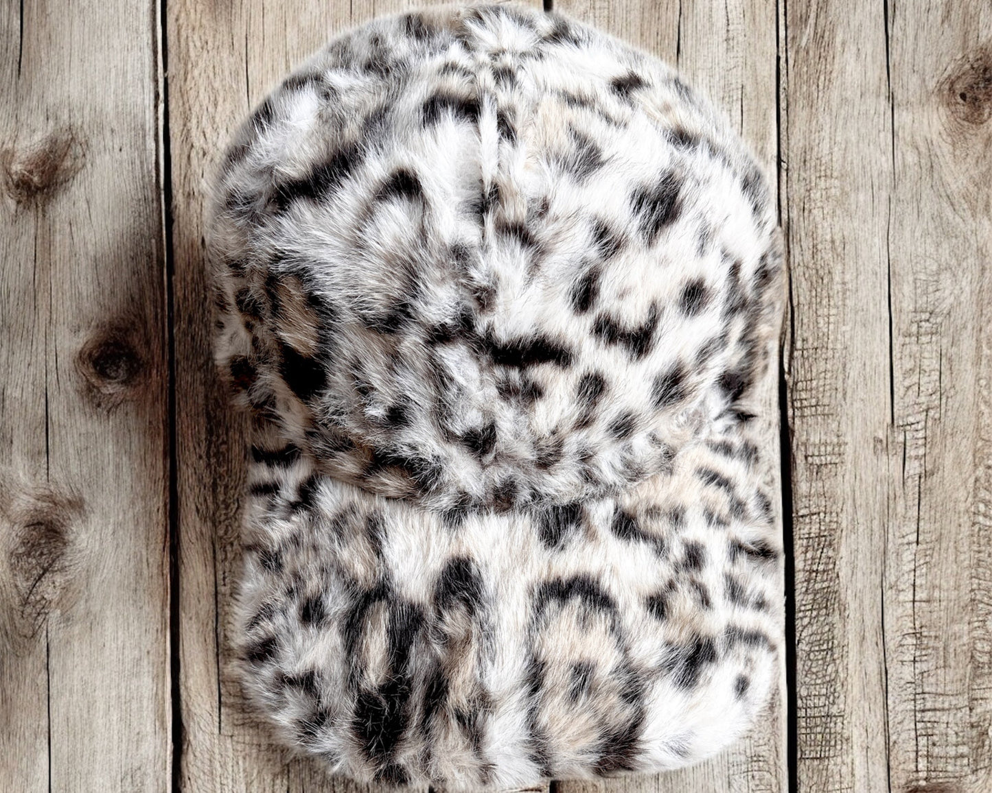 Flauschige Leo-Cap – cozy, trendy & einzigartig