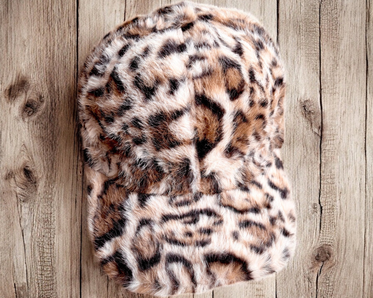 Flauschige Leo-Cap – cozy, trendy & einzigartig