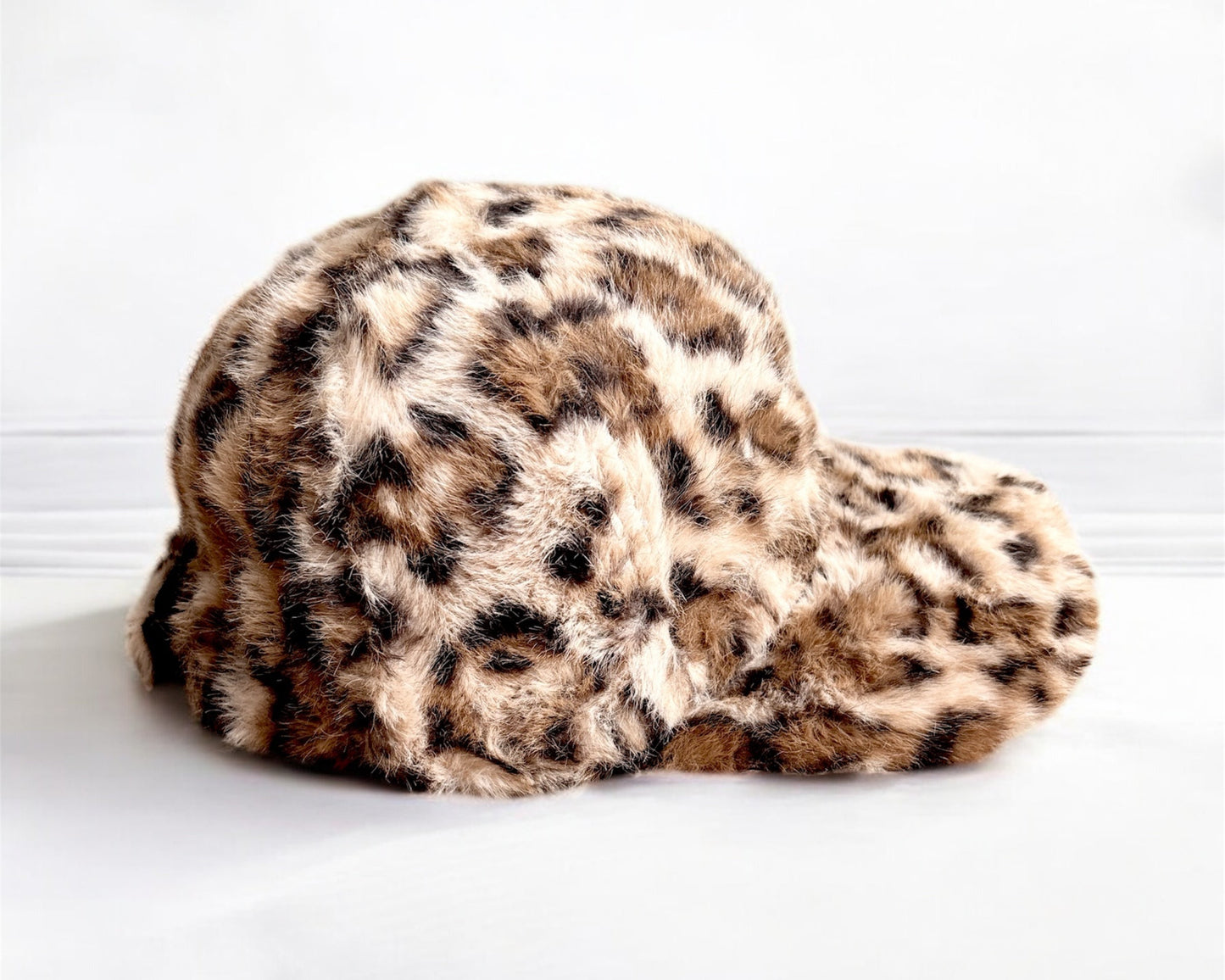 Flauschige Leo-Cap – cozy, trendy & einzigartig