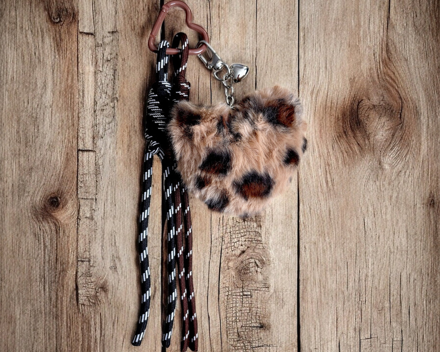 Stylischer Leo-Keychain mit Herz & Bändern – dein neues It-Piece für Taschen & Schlüssel!