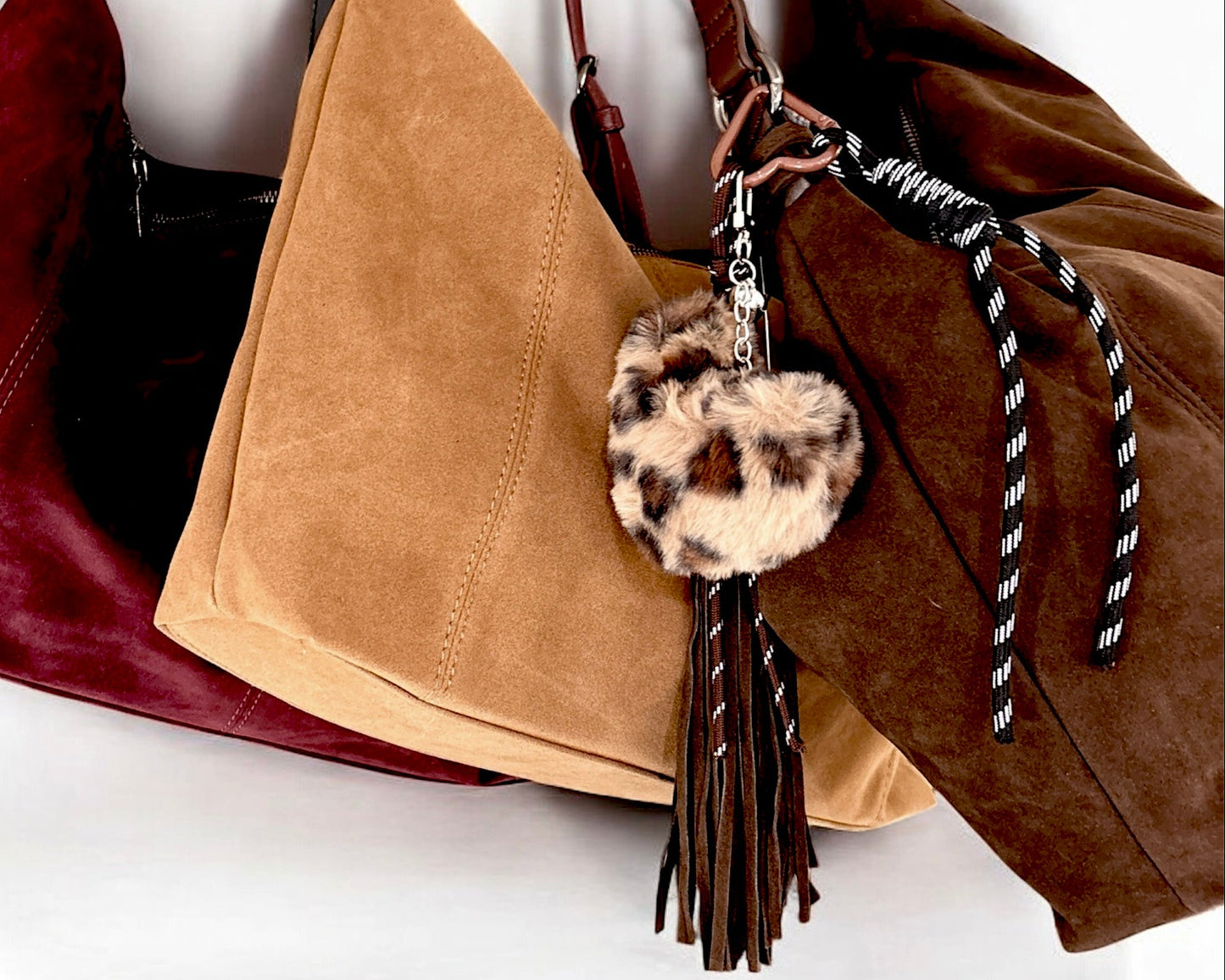 Stylischer Leo-Keychain mit Herz & Bändern – dein neues It-Piece für Taschen & Schlüssel!