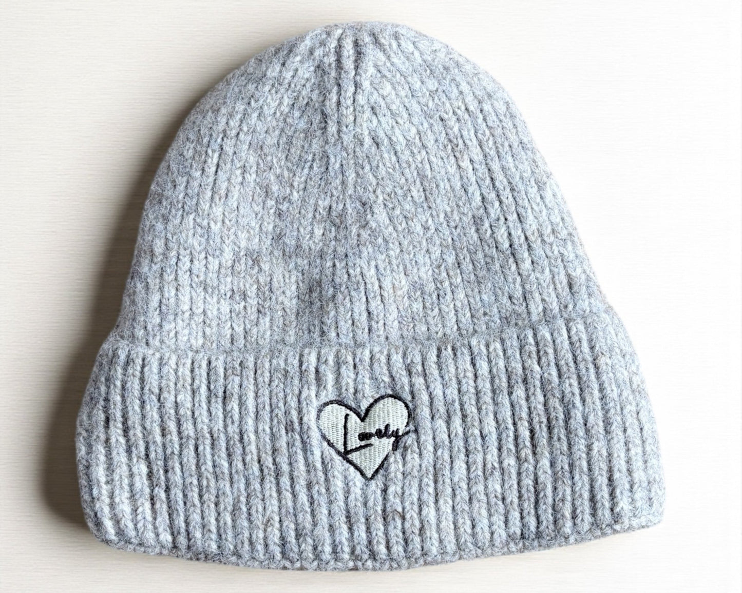 Strickmütze mit Herzstickerei – warm, weich