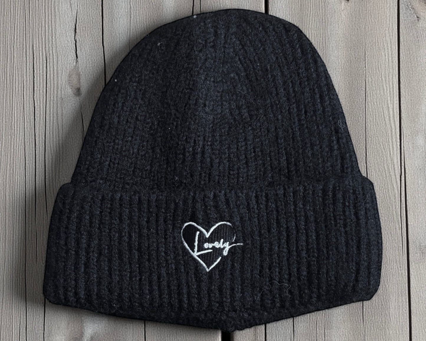 Strickmütze mit Herzstickerei – warm, weich