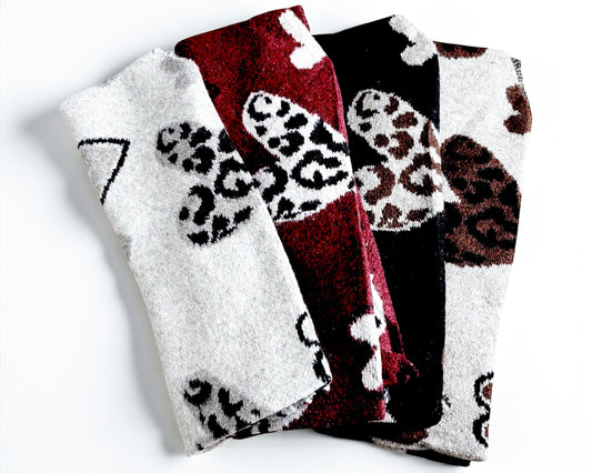 Kuschelweicher Dreiecksschal mit Herz- und Leo-Muster