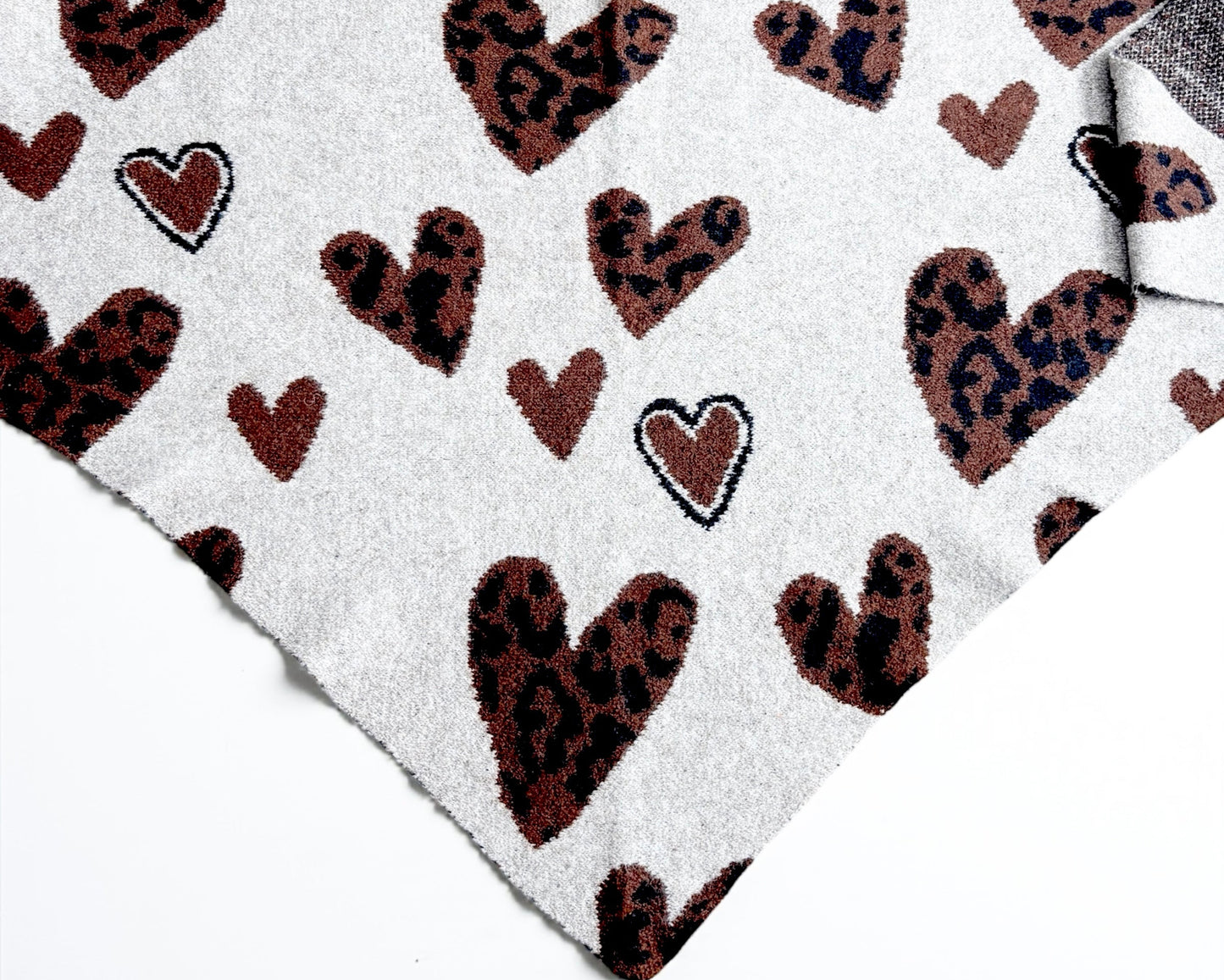 Kuschelweicher Dreiecksschal mit Herz- und Leo-Muster