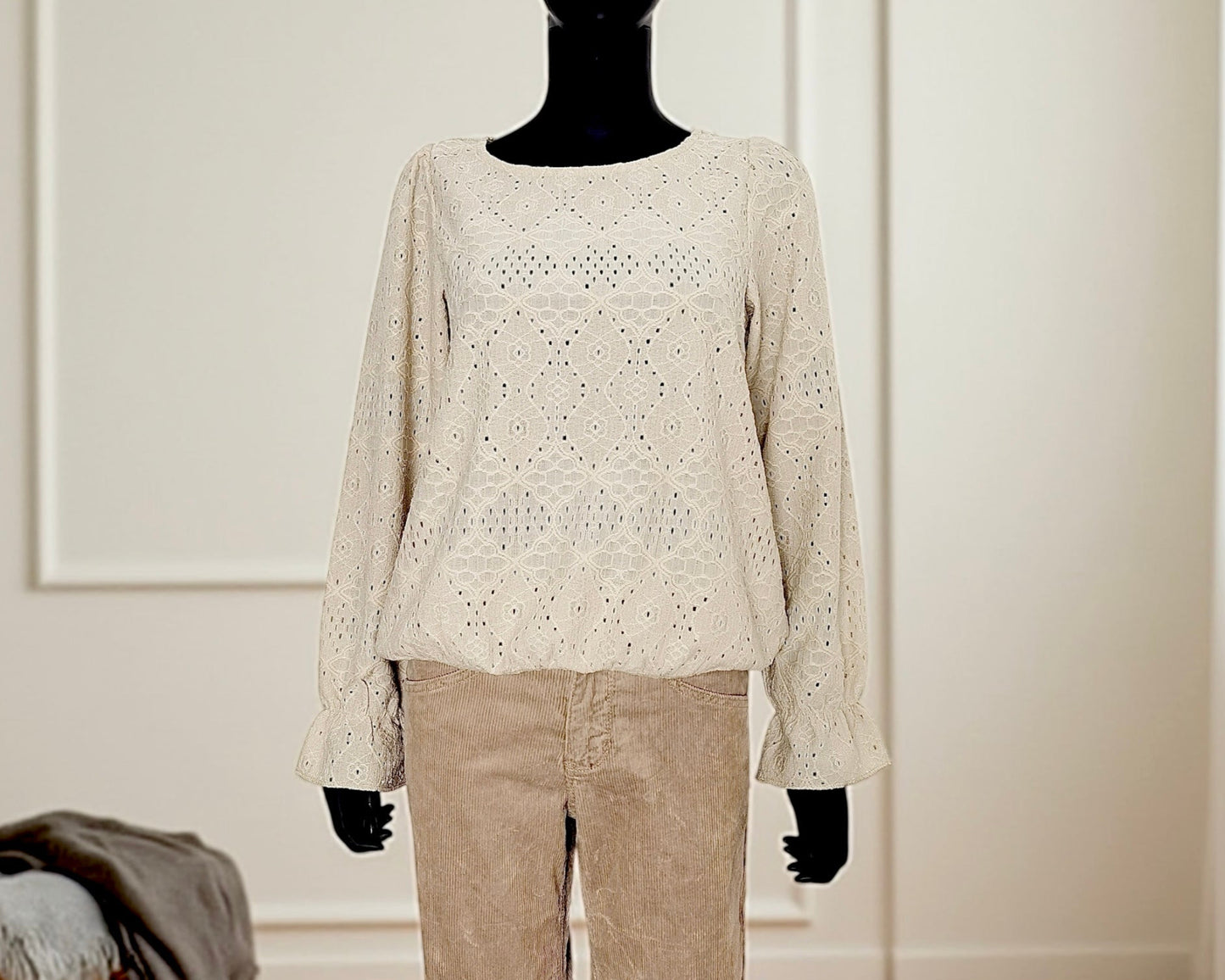 Red Button Lochstrick-Pullover – feminin & modern