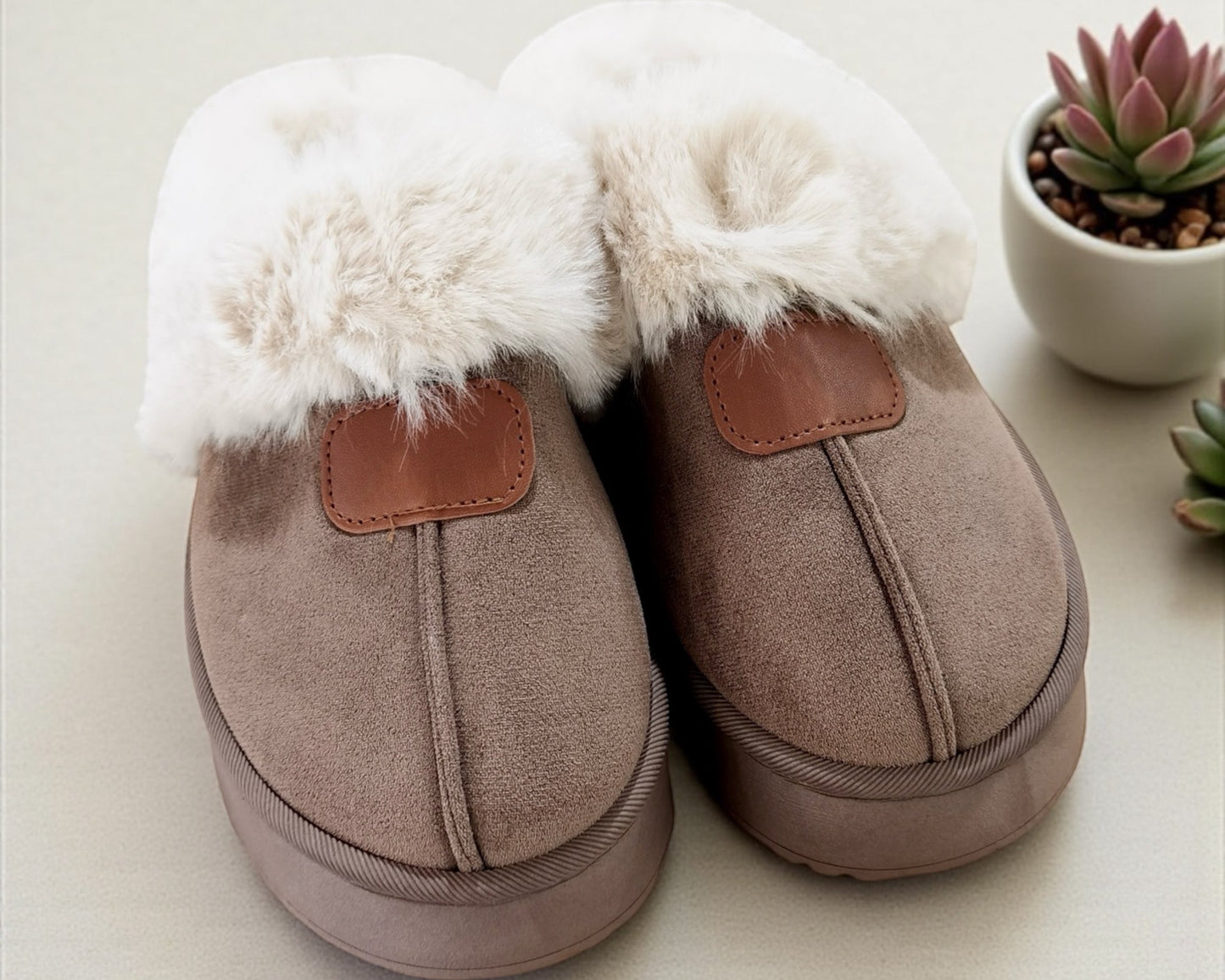 Gefütterte Slipper in Beige – Stylische Straßenschuhe mit Fellimitat