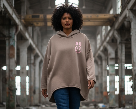 BE :) Hoodie – modern & voller good vibes