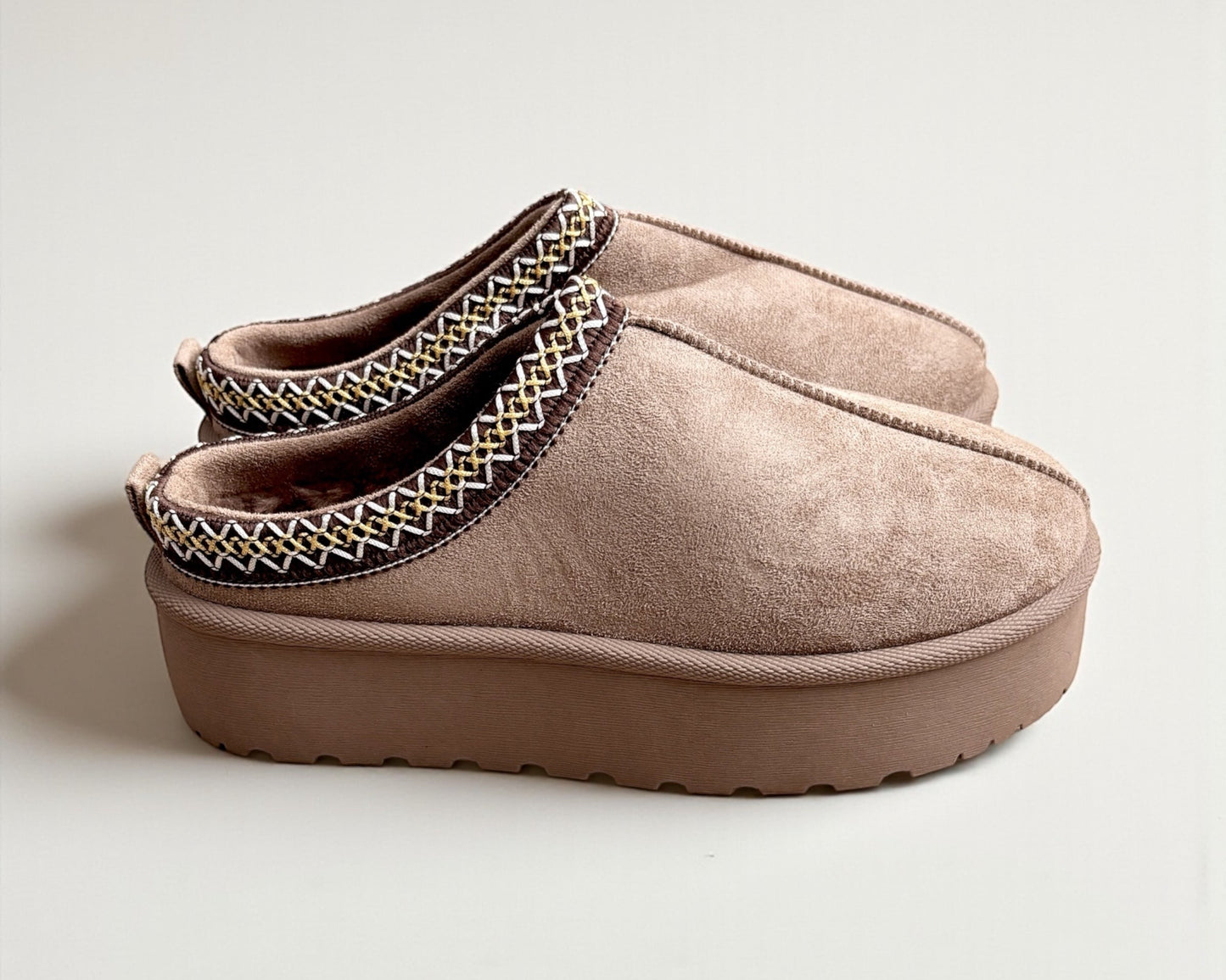 Stylische Plateau-Slipper mit Zierborte – bequem & outdoor-tauglich