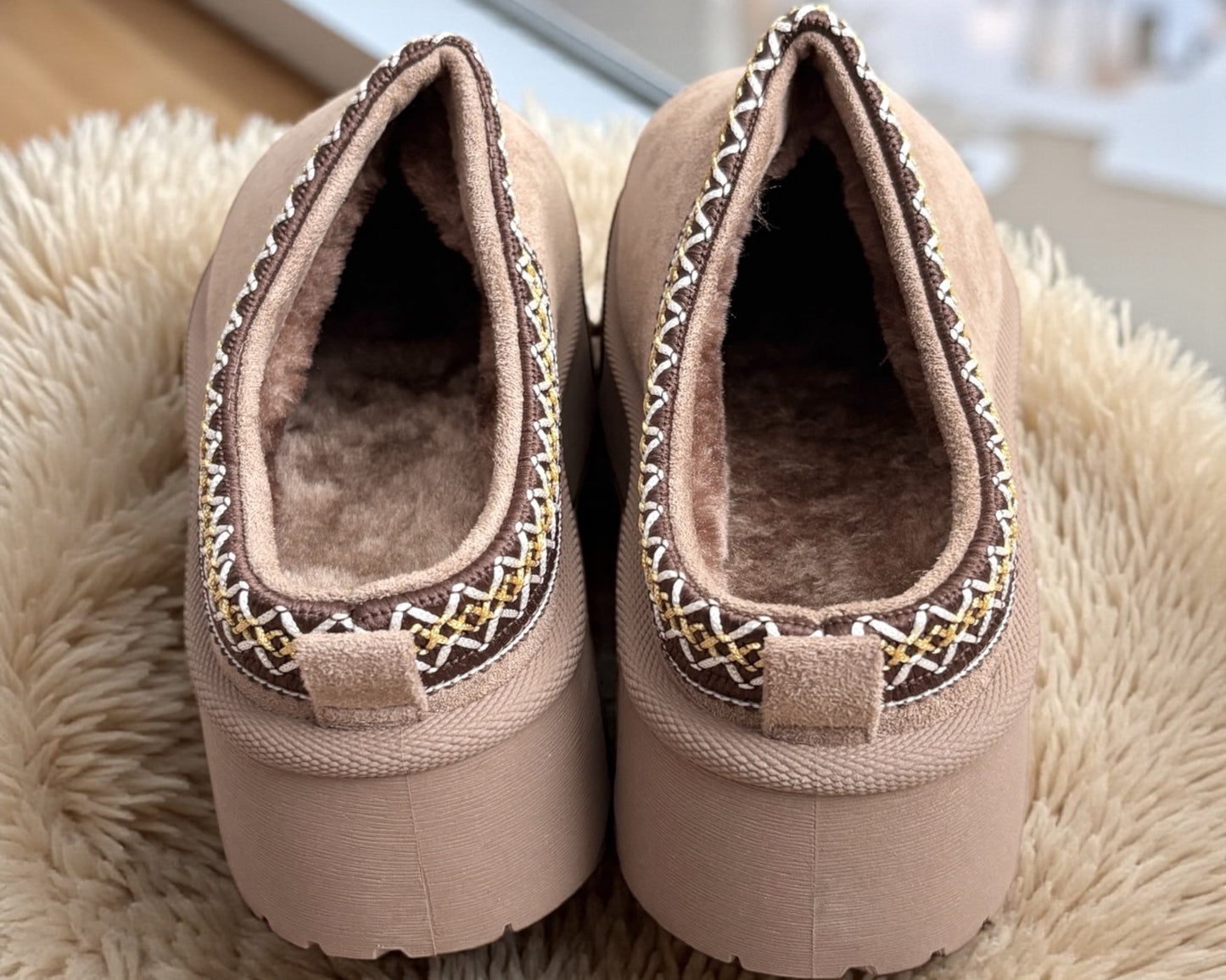 Stylische Plateau-Slipper mit Zierborte – bequem & outdoor-tauglich