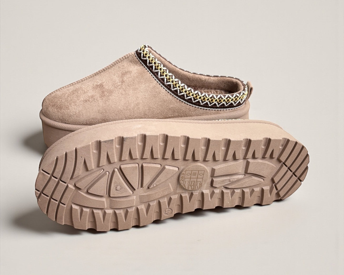 Stylische Plateau-Slipper mit Zierborte – bequem & outdoor-tauglich