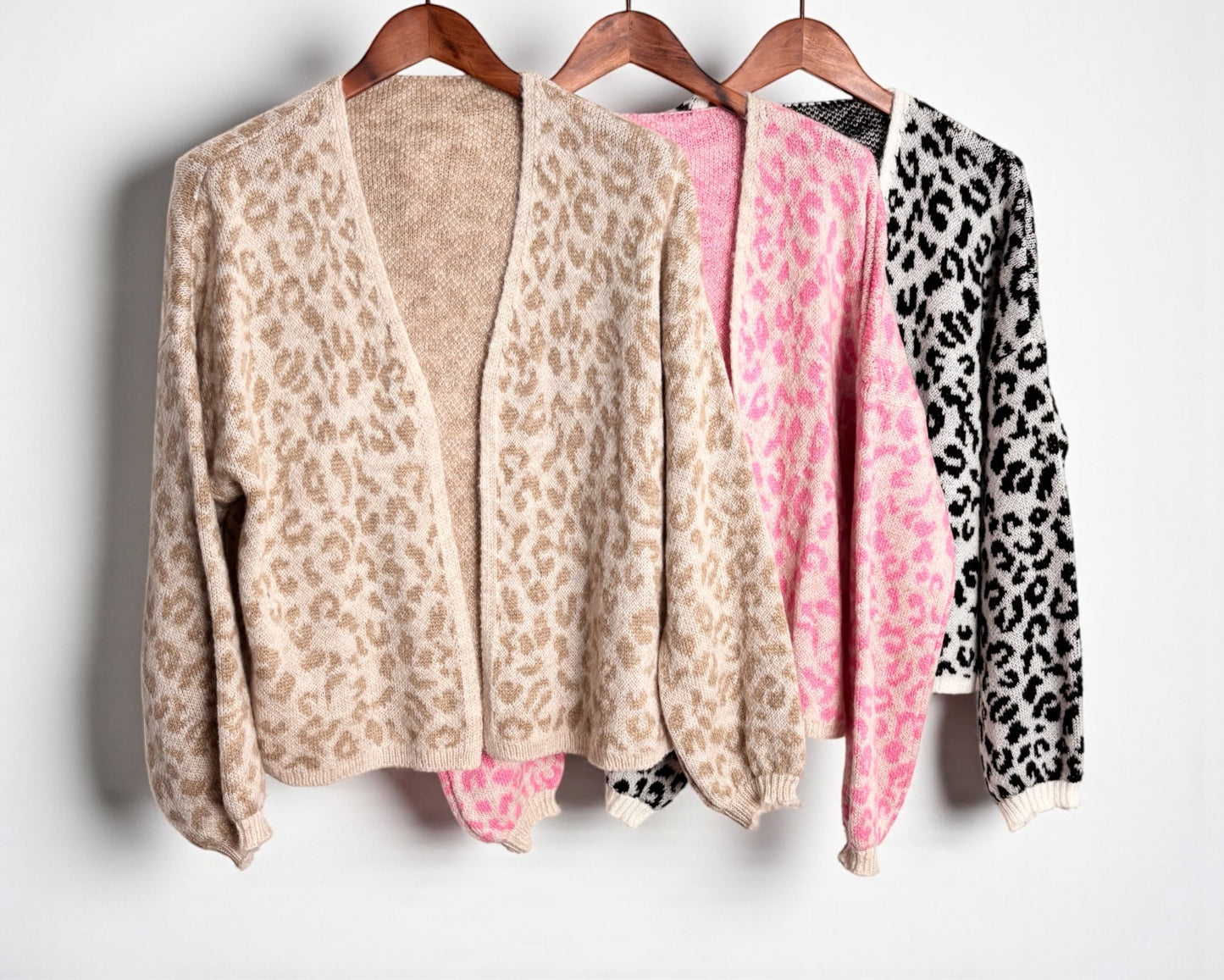 Strickjacke mit Leo-Muster – stylisch & weich